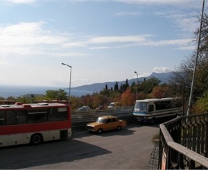 В Крыму «Мерс» врезался в «Опель», а «Жигули» - в дерево