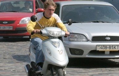 Мариупольский школьник на «железном коне» попал в аварию