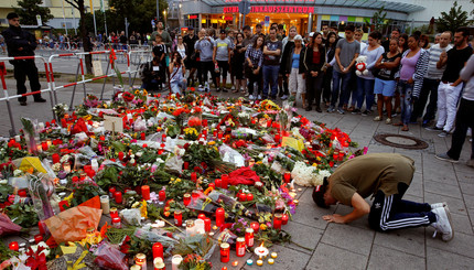 В Мюнхене скорбят о жертвах массового расстрела в торговом центре 