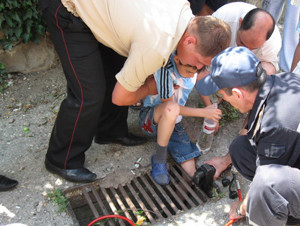 В Алуште 10-летний россиянин застрял в ливневой  решетке