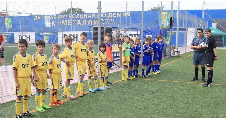 Полтыщи фанатов «Металлиста» целые сутки гоняли по полю мяч