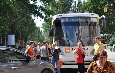 В Донецке пассажиры трамвая вынесли с рельсов перегородивший путь джип 