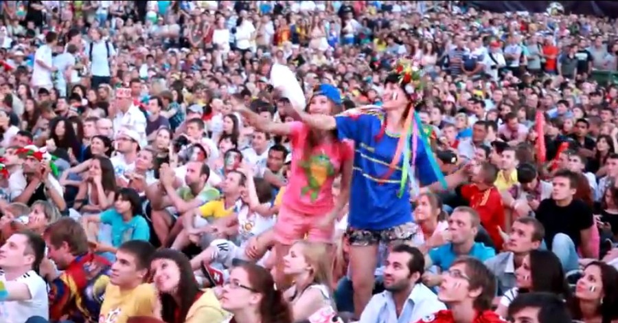 Болельщики в фан-зоне ликуют после гола в ворота Италии