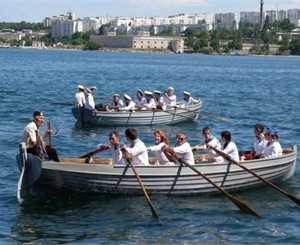 В Севастополе отметили годовщину начала войны шлюпочным парадом