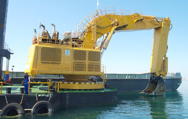 Гигантский ковш копает в море