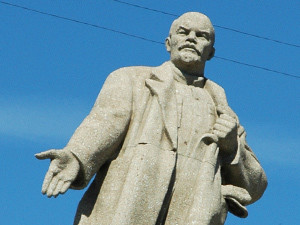 Пьяный мужчина пытался сжечь себя возле памятника Ленину