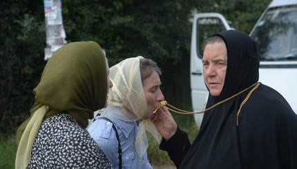 Как паломники ждут, чтобы их пустили в Киев
