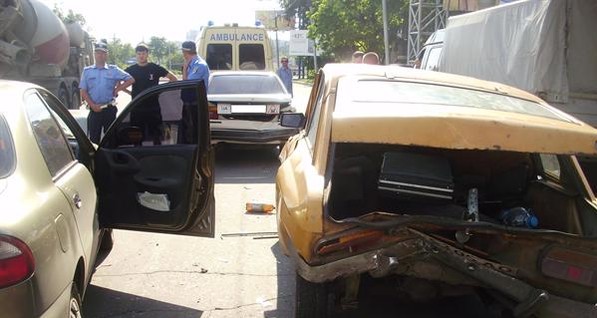 На главной улице Донецка «железными объятьями» скрепили ДТП три авто