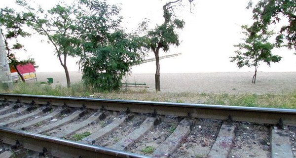 На мариупольском пляже поезд отрезал 19-летниму парню обе ноги  