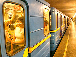 В Киеве остановилось метро: не работает вся синяя ветка