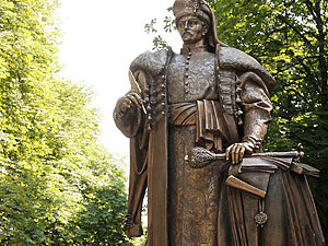 В Киеве установили памятник автору первой Конституции