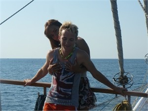 Саша Борисенко оберегает свою возлюбленную от ревнивых фанаток 