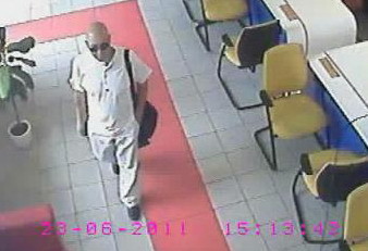 Лысого очкарика, ограбившего киевский банк, зафиксировала видеокамера