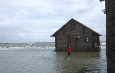 В Мариуполе море вышло из берегов