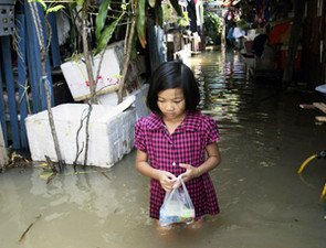 Из-за наводнения на севере Таиланда закрыли 50 школ и эвакуировали тюрьму