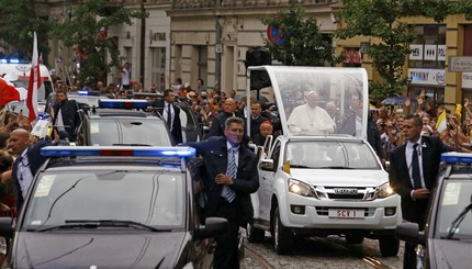 В Кракове папу Римского встречают с овациями и усиленной охраной
