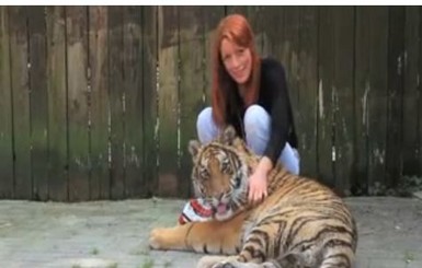 Министр по туризму сыграла с тигром в футбол 
