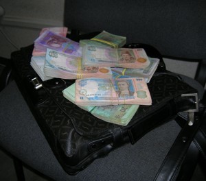 Бандиты в масках вынесли с киевской АЗС сейф, набитый деньгами