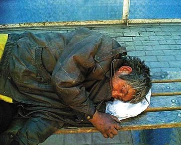 Мариупольских бомжей заставят помыться, подстричься и побриться   