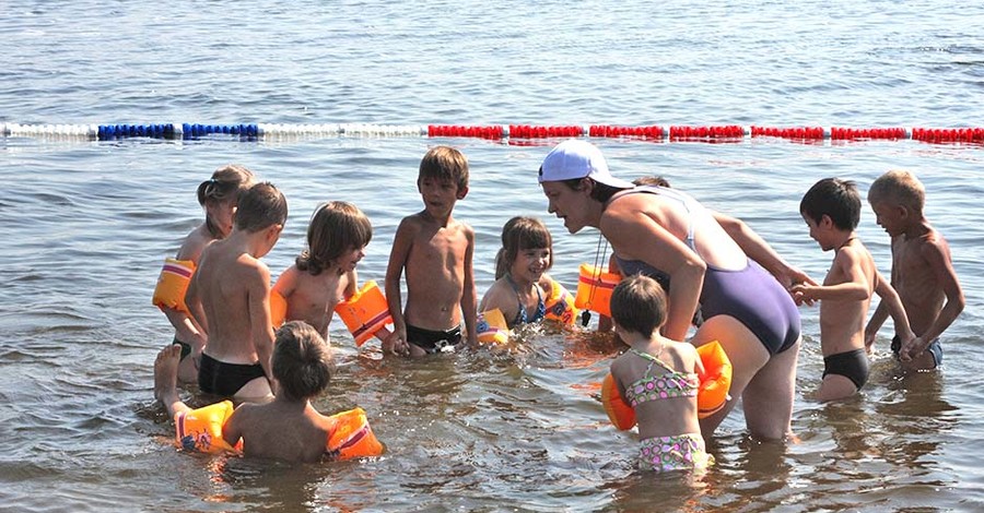 Завтра на Монастырском откроется школа детского плавания