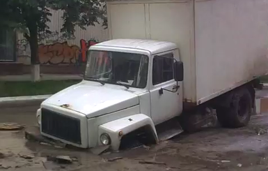 В Кировограде машины проваливаются под асфальт из-за ливней 