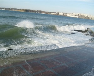 В Севастополе 18-летнюю девушку в шторм смыло волной с пирса 