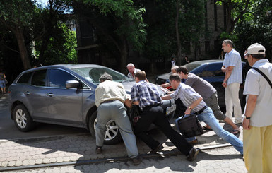 В Донецке задержали водителя, бросившего авто прямо на трамвайных путях