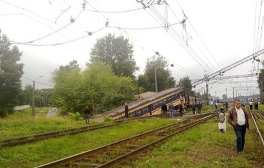 Во Львове электричка рухнула с моста на дорогу