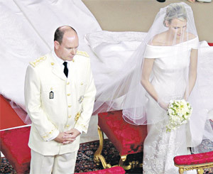 Невеста принца Монако поразила всех длиной  шлейфа подвенечного платья