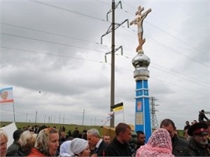 В Феодосии ОМОН не дал поставить поклонный крест: верующих избили дубинками 