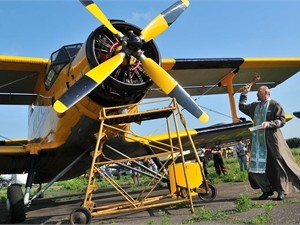Днепропетровкий батюшка воспитывает веру в прихожанах прыжками с парашютом 