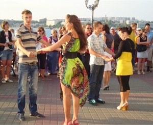 В Севастополе 400 человек станцевали вальс на площади