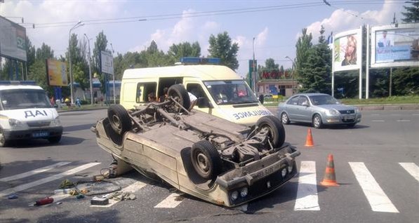В Донецке «Жигуленок» сделал «сальто» и опрокинулся на крышу