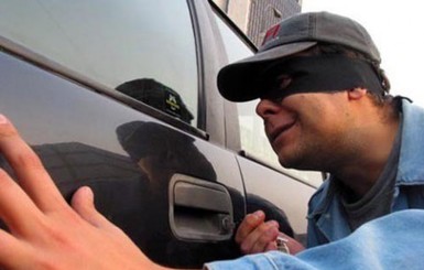 Мариупольские воришки стали грабить легковушки у супермаркетов