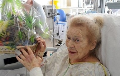 86-летняя бабушка провисела вниз головой 27 часов