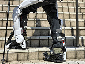 Японцы превращают сидячих инвалидов в ходячих роботов
