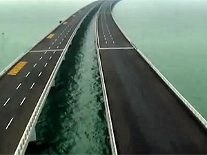 Китай открыл самый длинный в мире мост над водой