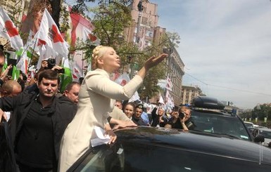 Тимошенко встречала двух освобожденных из-под стражи чиновников цветами