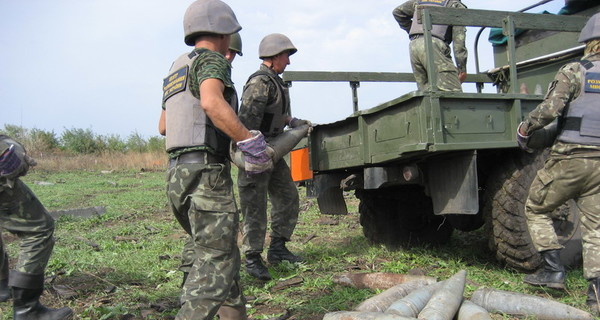 Солдаты подорвались на снаряде, который разбирали отверткой