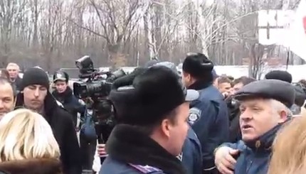 Сторонники поздравляют Тимошенко под больницей