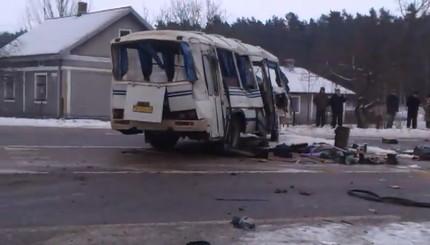 На трассе Киев-Чоп фура протаранила автобус с пассажирами, есть жертвы