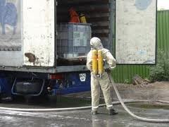 В Днепропетровске по улице разлилось больше тонны соляной кислоты