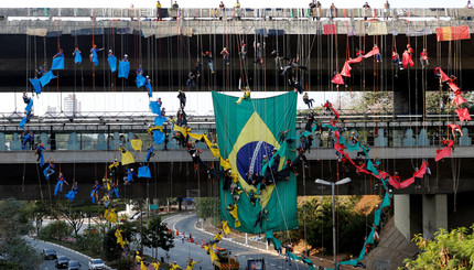 В Сан-Паулу появилась олимпийская инсталляция из живых людей