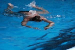 На пляже в Феодосии курортники ломают позвонки