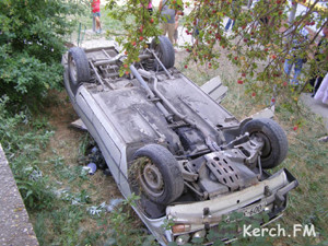 В Керчи во дворе дома перевернулось авто