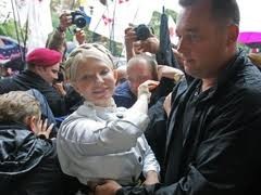 Под Печерским судом уже митингуют сторонники Тимошенко