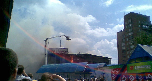 Видеофакт: Как огонь уничтожил торговый центр в Макеевки