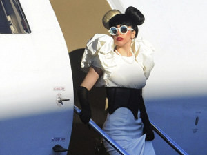 Леди Гага обернулась подругой Микки Мауса