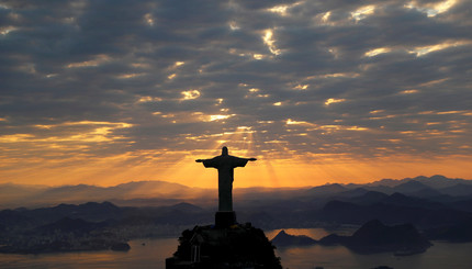 Рейтер показал невероятные фото статуи Христа-Искупителя в Рио
