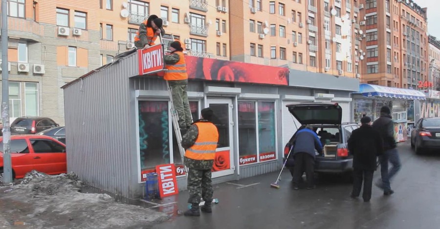 Обещание Азарова снести секс-шоп выполнили вдвойне